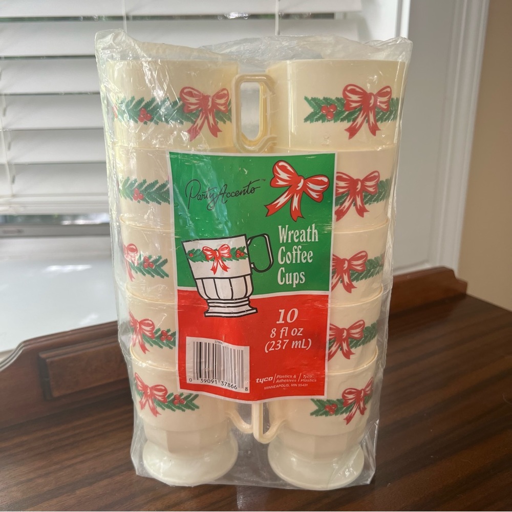 Vintage  Christmas Wreath Plastic Coffee Cups Mugs 10 Pack Set 8oz